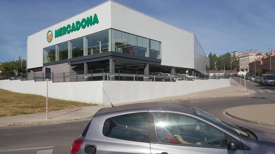 Supermercado Mercadona en Avenida Castellbisbal, 58, Rubí