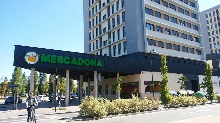 Supermercado Mercadona en Avenida Olarizu, 1, Vitoria-Gasteiz